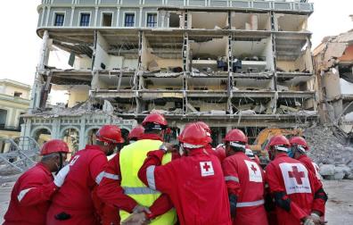 Labores de rescate en el Hotel Saratoga, en La Habana