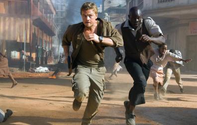 Leonardo DiCaprio y Dijmon Hounsou, en un fotograma de la película 'Diamante de sangre'
