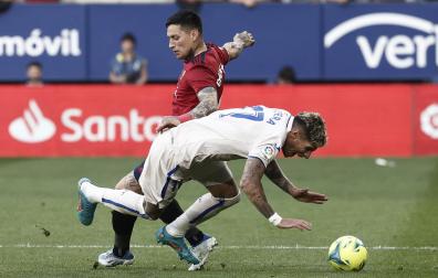 El Chimy Ávila y Mathias Olivera pugnan por el balón durante el encuentro