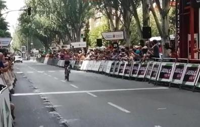 Entrada en meta de la ciclista Veronica Ewers en la segunda carrera de la Navarra Women's Elite Classics
