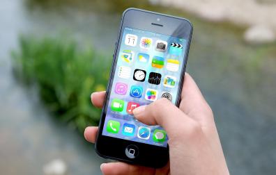 Smartphone con diferentes aplicaciones