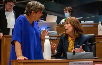 Marisa de Simón (I-E) conversa con Uxue Barkos (Geroa Bai) en el pleno de este jueves en el Parlamento de Navarra