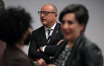 El consejero de Educación, Carlos Gimeno (PSN), tras su antecesora, María Solana (Geroa Bai).