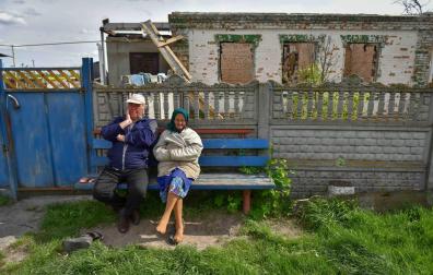 Dos personas descansan en un banco en el pueblo de Zahaltsi cerca de Kiev