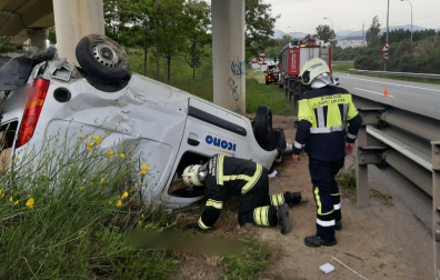 La furgoneta quedó volcada junto a los acceso a La Morea