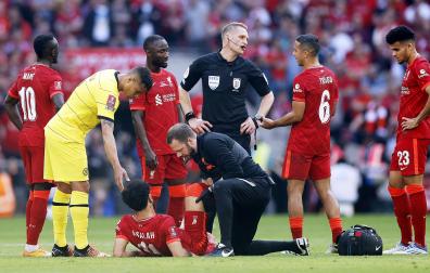 Los médicos atienden a Salah tras lesionarse en la final de la FA Cup entre Liverpool y Chelsea