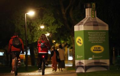 La botella que el Ayuntamiento de Pamplona ha colocado en la Vuelta del Castillo