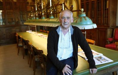 El periodista e historiador Manuel Martorell posa para esta entrevista en el Nuevo Casino de Pamplona.