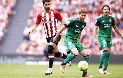Brasanac controla el balón ante Raúl García