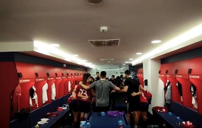 Las jugadoras y el cuerpo técnico de Osasuna hacen una piña en El Sadar