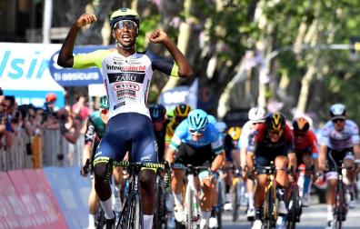 El ciclista eritreo Girmay fulmina a Van der Poel al esprint en la décima etapa del Giro de Italia