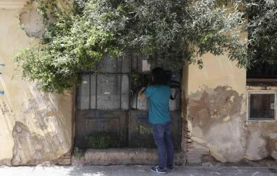 Medios de comunicación en la casa donde, al parecer, se produjeron los hechos