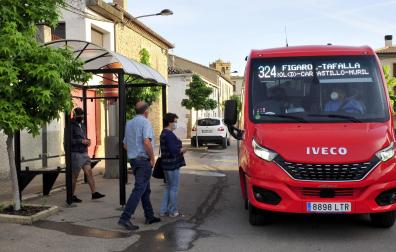 Tres usuarios se disponen a subir al autobús en la parada de Mélida el pasado miércoles
