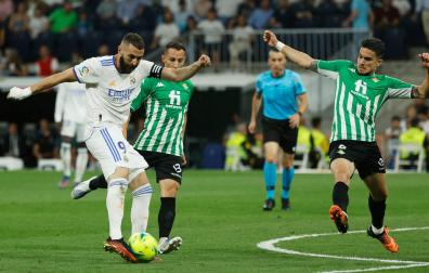 Benzema se prepara para lanzar en el partico contra el Betis