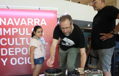 El responsable de programación de la Filmoteca de Navarra, Alberto Cañada, muestra cómo funciona el zootropo (un aparato que, al girar, ofrece al espectador imágenes en movimiento).
