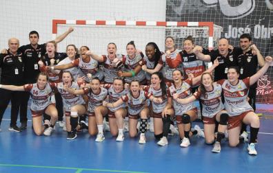 La plantilla de Gurpea Beti Onak que este sábado, en el pabellón municipal de Titerroy en Lanzarote, logró el ascenso a la máxima categoría del balonmano femenino nacional