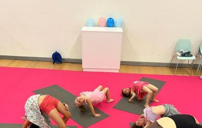 Un grupo de niños, en un taller de yoga impartido en Baluarte, en el marco de 'Expofamily', de la mano del estudio 'Yoga One'. J. P Urdíroz.