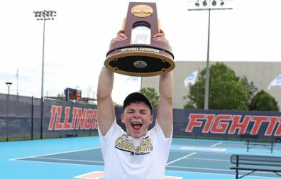 Iñaki Montes sostiene el trofeo de campeón por equipos de la NCAA
