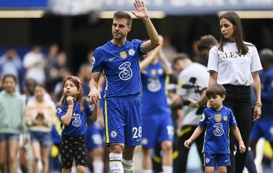 César Azpilicueta, junto a su mujer y sus hijos durante el acto que le organizó el Chelsea tras el último partido de la temporada en Stamford Bridge