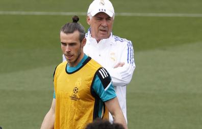Gareth Bale delante de Ancelotti durante el entrenamiento del Real Madrid de este martes, 24 de mayo