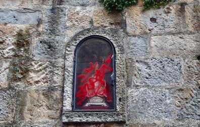 La hornacina de San Fermín de la Cuesta de Santo Domingo ha sido pintada con un spray rojo