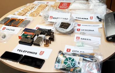 Material incautado junto al arma las distintas drogas en la operación