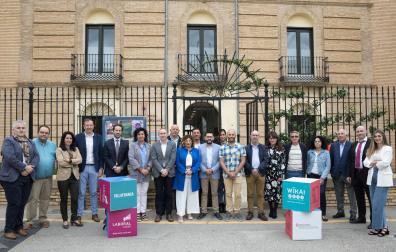 Participantes e invitados al programa ‘Impulsar Navarra’ celebrado ayer en Villafranca posaron juntos en la entrada a la casa de cultura de la localidad
