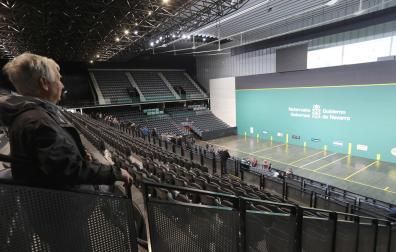 Imagen de una persona en el público del Navarra Arena