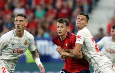El croata Ante Budimir, marcado de cerca por el central mallorquinista Valjent en el último partido