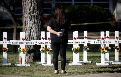 Una mujer, ante el memorial por los fallecidos en el tiroteo