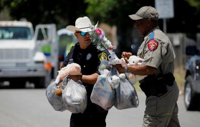 Policías en la localidad de Uvalde