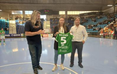 Mai Garde, con la camiseta del CD Xota, junto a César Muniáin y Tatono Arregui.