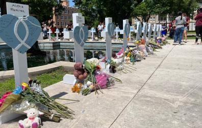 Cruces instaladas en memoria de las 21 víctimas asesinadas en el tiroteo de la escuela primaria Robb, en Texas