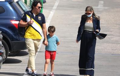 Luis Lorenzo y Arancha Palomino caminan por una calle de Madrid este lunes pasado, 30 de mayo