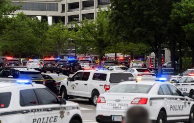Policía y servicios de Emergencia en el lugar del tiroteo en Oklahoma
