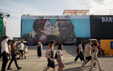 Beso entre la alcaldesa de Barcelona, Ada Colau, y la presidenta de la Comunidad de Madrid, Isabel Díaz Ayuso, en una lona en el Festival Primavera Sound de Barcelona