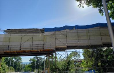 Las obras siguen su curso y el alcalde Enrique Maya asegura que la pasarela se abrirá "en pocas semanas"