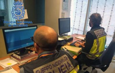 Dos agentes de la Policía Nacional