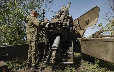 La autoproclamada milicia de la República Popular de Donetsk (RPD) se prepara para disparar un 2A36 Giatsint-B