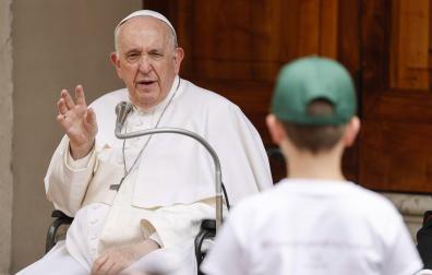 El papa Francisco, en el encuentro este sábado con un grupo de jóvenes en el Vaticano