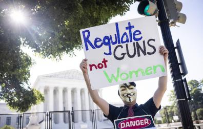 n manifestante muestra una pancarta para apoyar el control de armas en Washington