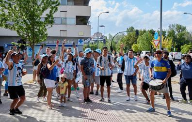 Hinchas de Argentina en las inmediaciones del estadio de El Sadar antes del Argentina - Estonia