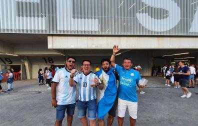 Matías Pucheta, Matías Herrera, Roque Herrera y Diego Junco, aficionados argentinos antes de entrar a El Sadar