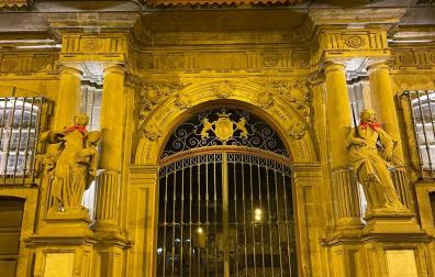 Fotos de las esculturas de Pamplona adornadas con pañuelicos rojos.