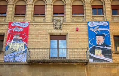 Los pendones con las ilustraciones de César Oroz se han colocado en la fachada de la casa consistorial