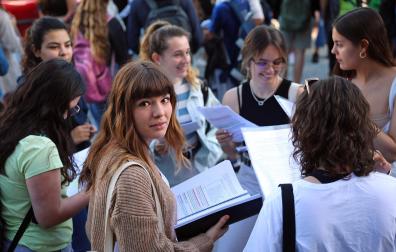 Un grupo de estudiantes repasa los apuntes antes de la primera prueba de la EvAU