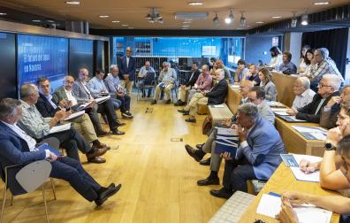 A la izquierda los ponentes: Jorge Moreno (director general de Florette Ibérica), Félix Chueca (Regantes del Canal de  Navarra), José Enrique Arizón (Aguacanal), Francisco Galán (ingeniero de caminos), Joaquín Puig (subdirector Intia), Pedro Busto (Colegio de Ingenieros de Caminos de Navarra) y José Mari Martínez (UCAN).  De pie, José Miguel del Amo. A la derecha, asistentes a la jornada de COIINA