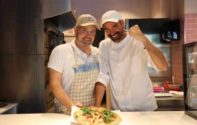 Txetxu Maganto y Edorta Salvador, con su pizza Cicciobella