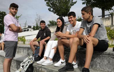 e izquierda a derecha, Ibon Loste Berrocal, Roberto Mauleón Aramendía, Alba Suberviola García, Gonzalo Sainz Ruiz y Aritz Iriarte Rosón, del IES Tierra Estella