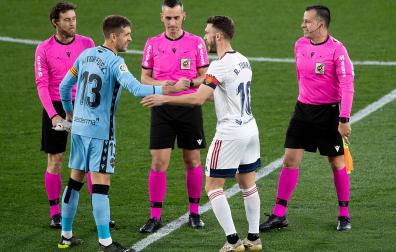 Saludo entre Aitor Fernández y Roberto Torres, capitanes de un Levante-Osasuna en febrero de 2021 con victoria rojilla (0-1 gol de Budimir).